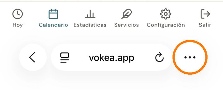 Barra de abajo de Safari en un iPhone, con el botón de los tres puntitos resaltado en naranja, a la derecha de la dirección vokea.app